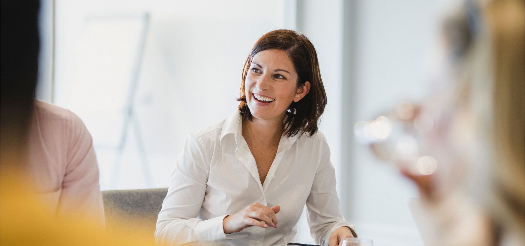 mujer sonriendo mirando a su derecha